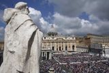 Svatopetrské náměstí ve Vatikánu bylo zcela zaplněné. Dorazilo přes 70 000 lidí.