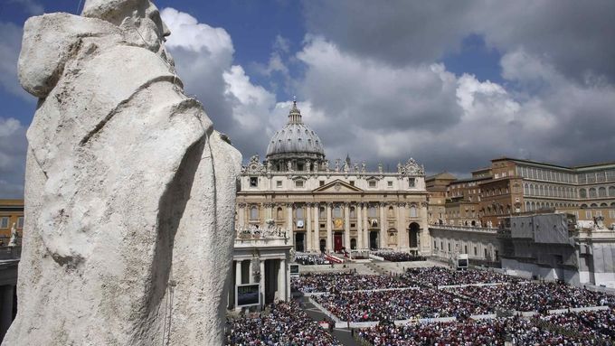 A statue overlooks Saint Peter's Square during a canonization mass led by Pope Francis at the Vatican May 12, 2013. The Pope is leading a mass on Sunday for candidates for sainthood Antonio Primaldo, Mother Laura Montoya and Maria Guadalupe Garcia Zavala.