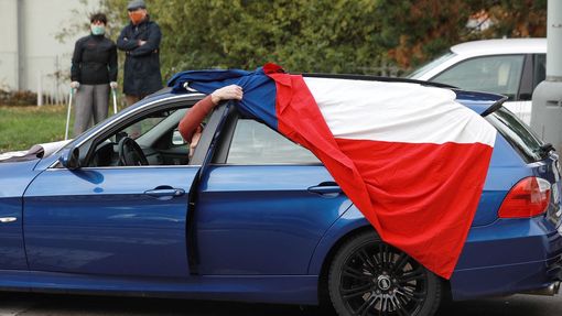 Před budovou České televize se sešly desítky lidí v autech i na ulici, aby demonstrovali proti pokusům ovlivnit nezávislost veřejnoprávní instituce.