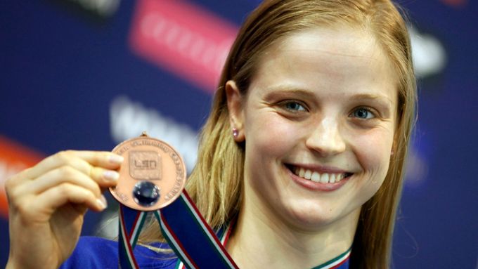 Plavkyně Simona Baumrtová s bronzovou medailí z ME