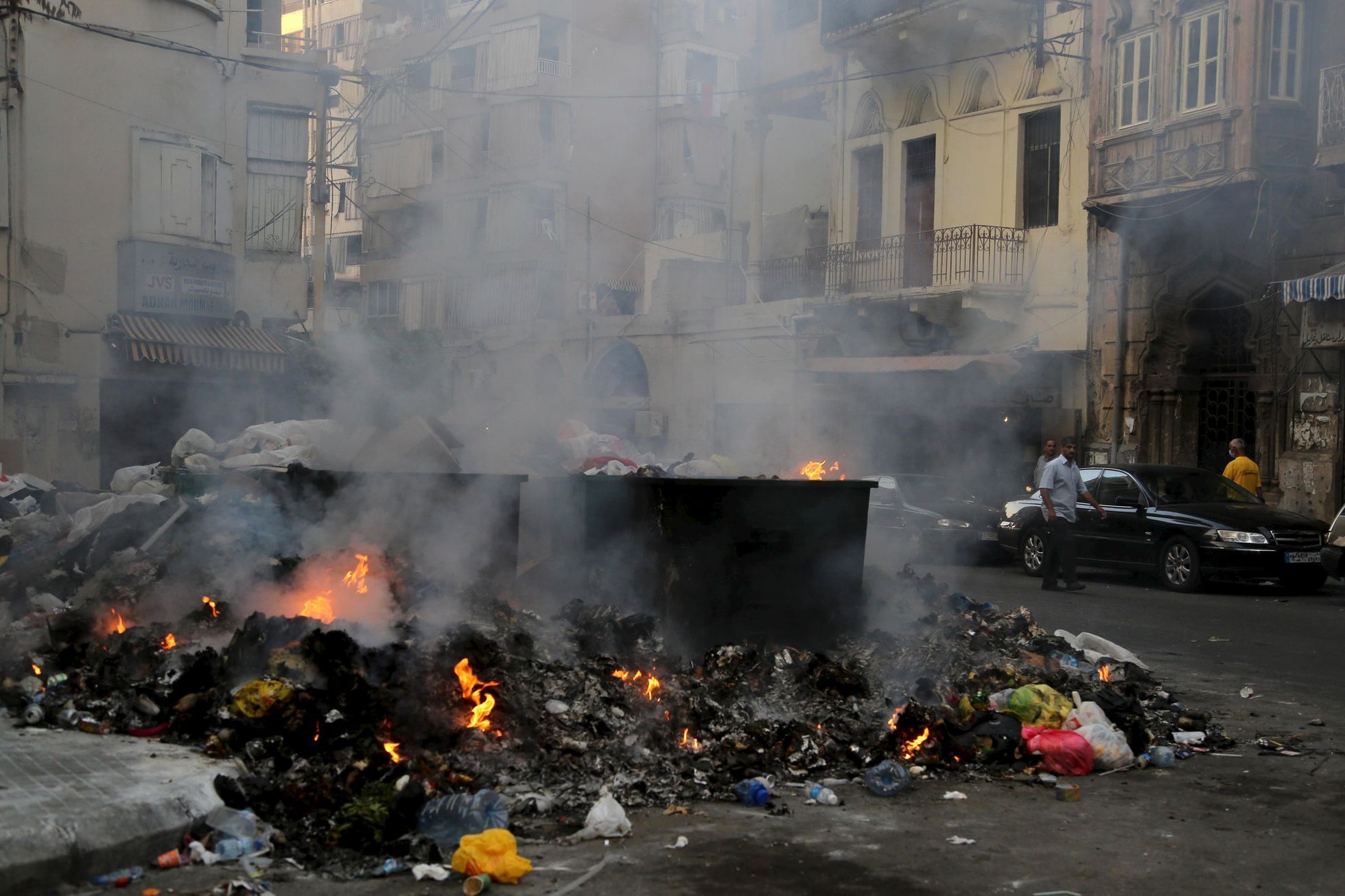 Hořící odpadky v Bejrútu.