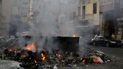 Hořící odpadky v Bejrútu.