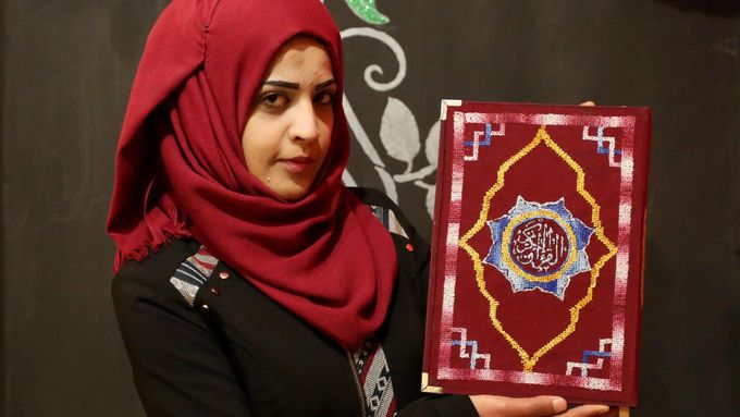 Muslimka ukazuje Korán, knihu, o které děti v rakouských islámských školkách také učí.