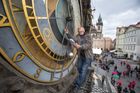 Tajemný vzkaz z minulého století. Co se našlo při rekonstrukci pražského orloje?
