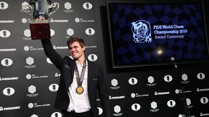 Carlsen ovládl potřetí v životě šachový trůn v den svých šestadvacátých narozenin.
