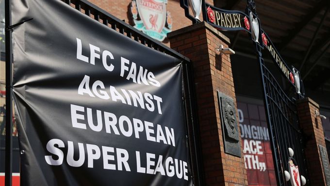 Fanoušci Liverpoolu protestovali proti nové superlize před domácím stadionem i v Leedsu.