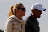 Už ve čtvrtek začne jeden z dalších vrcholů golfové sezony slavné British Open. Americká jednička Tiger Woods v pondělí zahájil tréninkové kolo po boku s přítelkyní Lindsey Vonnovou.