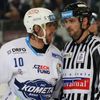 4. semifinále play off extraligy 2018/19, Kometa Brno - Liberec: Martin Erat v debatě s rozhodčím