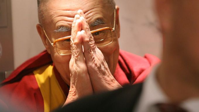 Nedělní přednáška Jeho Svatosti dalajlamy „Porozumění: Cesta ke štěstí" ve Velkém sále Kongresového centra je již beznadějně vyprodaná. Její přenos bude možné sledovat na stránkách nadace Forum 2000 .