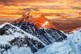 Tyčí se do výšky 8848,86 metru nad mořem. Mount Everest.