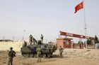 Turecko zaútočilo na další území v Sýrii, armáda vpadla na sever země a ostřeluje IS