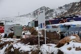 Sníh pokryl stanové přístřešky uprchlíků. V podobném provizoriu žije v Sýrii přes půl milionu Syřanů.