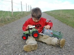 Dítě s traktorem