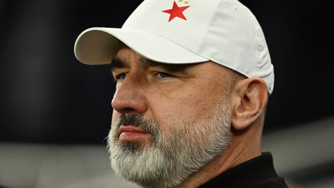 Jindřich Trpišovský při utkání na Tottenhamu