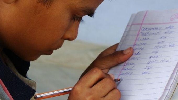Bývalí dětští pracovníci v Bal Ashramu se učí číst a psát