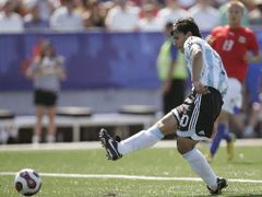 Argentinec Sergio Aguero vyrovnává ve finále MS do dvaceti let proti Česku na 1:1.