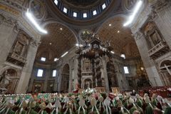 Spiknutí a útok temného podzemí ve Vatikánu? Zprávu o nádoru rozšířili nepřátelé papeže