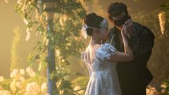 Děj nové řady seriálu Bridgertonovi se točí zejména kolem bohémského Benedicta (Luke Thompson), kterého okouzlí dáma ve stříbrném.