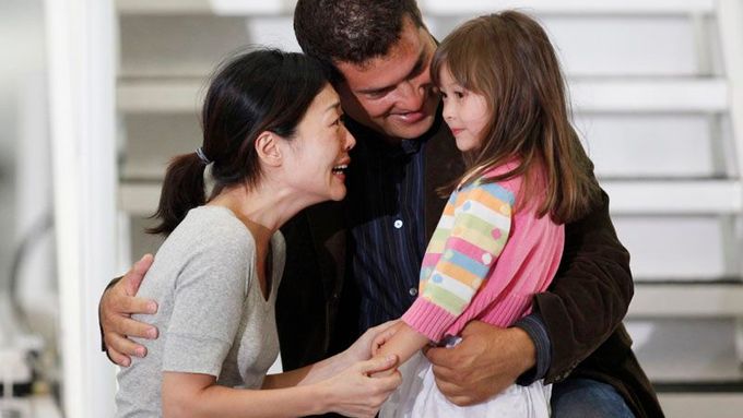 Euna Leeová se na letišti v Burbanku vítá s manželem a dcerkou Hanou.
