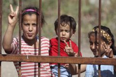 Bída a chudoba v poušti. Uprchlíci v táborech na Blízkém východě nežijí, jen přežívají a čekají