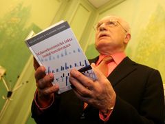 Václav Klaus představil svoji novou knihu Makroekonomická fakta české transformace na semináři Centra pro ekonomiku a politiku minulou středu.