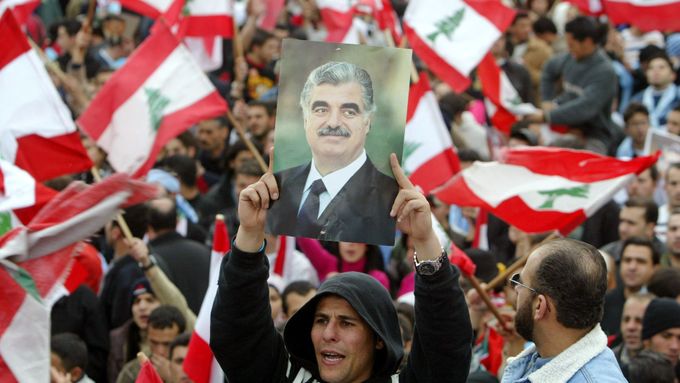 Demonstrace v Bejrútu k příležitosti prvního výročí smrti Rafíka Harírího.
