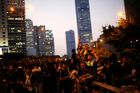 Tak se Hongkong zastavil. Cesty blokují tisíce demonstrantů