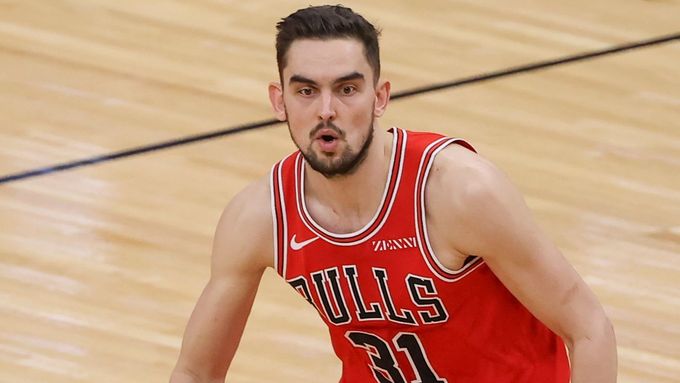 Feb 8, 2021; Chicago, Illinois, USA; Chicago Bulls guard Tomas Satoransky (31) brings the ball up court against the Washington Wizards during the first half of an NBA gam