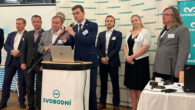 Vedení Svobodných odpovídá na dotaz Aktuálně.cz, proč se během dopoledního jednání nezmínili o Ukrajině a Rusku, a zda jsou pro podporu Ukrajiny.