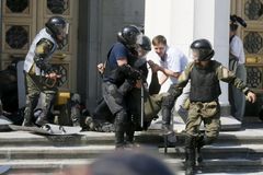 Smrt před ukrajinským parlamentem. Mezi lidmi vybuchl granát