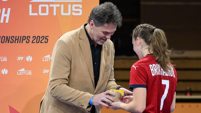 Jaromír Jágr předává cenu pro nejlepší českou hráčku utkání Anně Brucháčkové
