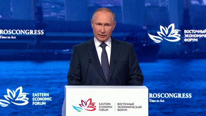 „Sankční horečka Západu představuje nebezpečí pro celý svět,“ uvedl ruský prezident Vladimir Putin na ekonomickém fóru ve Vladivostoku.