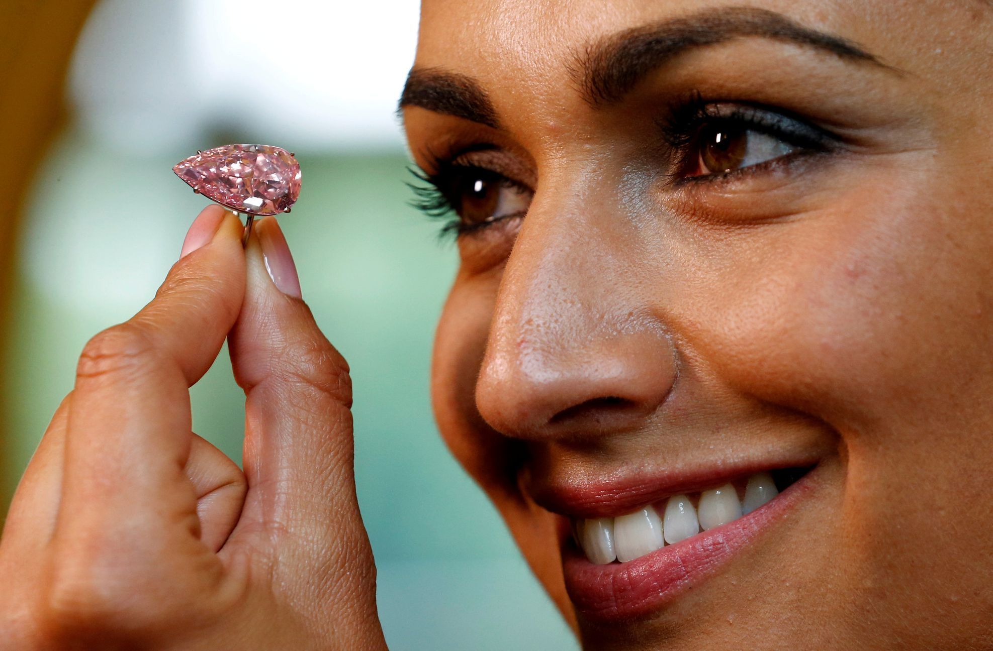 Modelka pózuje s růžovým diamantem "Unique Pink"