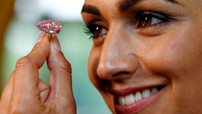 Modelka pózuje s růžovým diamantem "Unique Pink".