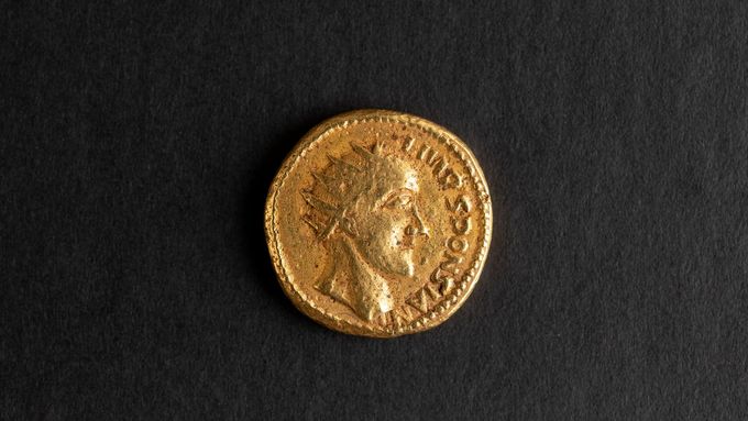 Zlatá mince se zapomenutým císařem Sponsianem.