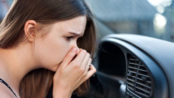 Aby v létě uvnitř auta nebylo vedro a smrad. Jak se správně starat o klimatizaci?