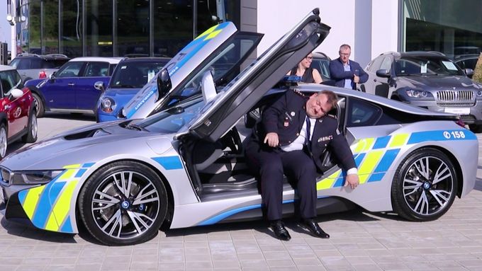 Jihomoravský policejní šéf Leoš Tržil se pokouší nasoukat do žihadla BMW i8. To ještě jezdilo.