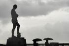 Kromě atletiky a olympijských her pamatuje londýnský Wembley také nespočet slavných fotbalových utkání. Na stadionu můžeme najít například sochu fotbalisty Bobbyho Moora z roku 1966, která je připomínkou vítězství v England World Cupu.