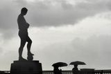 Kromě atletiky a olympijských her pamatuje londýnský Wembley také nespočet slavných fotbalových utkání. Na stadionu můžeme najít například sochu fotbalisty Bobbyho Moora z roku 1966, která je připomínkou vítězství v England World Cupu.