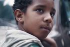 Nová reklama Gillette podle kritiků útočí na přirozenost mužů