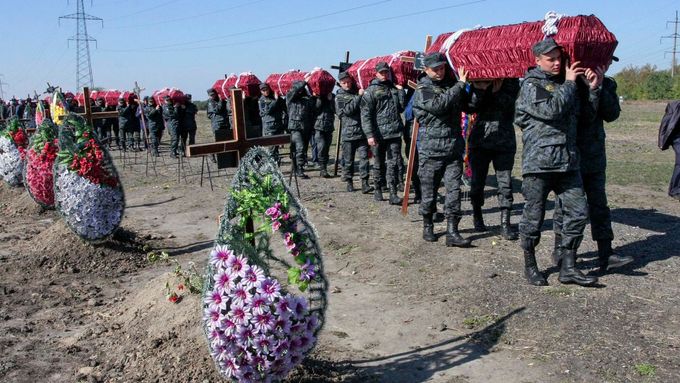 Pohřeb ukrajinských vojáků.