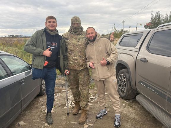 Ukrajinští veteráni Zlotyj a Lík, kterým pomáhá sbírka iniciativy Vlny solidarity. Mezi nimi stojí Čech s přezdívkou Mac, který píše pro Aktuálně.cz Deník dobrovolníka.