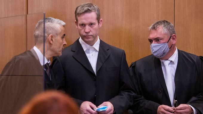 Stephan Ernst (uprostřed), obžalovaný z vraždy Waltera Lübckeho.