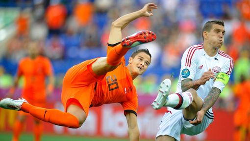 Ibrahim Afellay střílí přes Daniela Aggera během utkání Nizozemska s Dánskem v základní skupině B na Euru 2012.