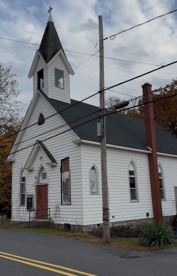 Kostel, postavený v roce 1905, byl ve značně zchátralém stavu, ale pár se v něm okamžitě zhlédl.