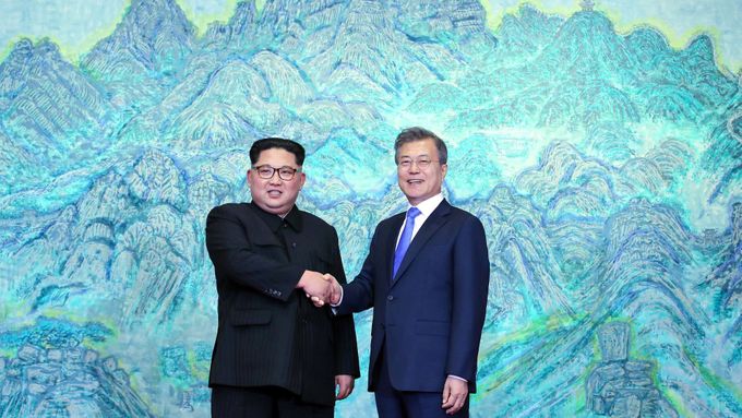 Kim Čong-un a Mun Če-in na pátečním historickém summitu.