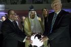 Donald Trump si v Saudské Arábii sáhl na zářící kouli. Scéna jako z Pána prstenů, smějí se lidé