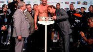 Pořadatelé připravují váhu: nakonec ukázala, že Kličkův vyzyvatel Tomas "Goral" Adamek je o třináct kilo lehčí.