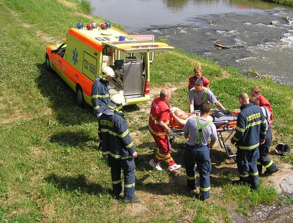 Tonutí - záchrana - záchranáři - hasiči - sanitka - voda