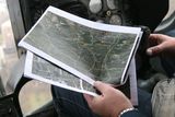Navigační příprava pilota pro lety nad Prahou: vytištěné satelitní fotomapy z google.